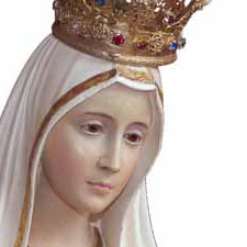 mit Beschädigungen im Gesicht